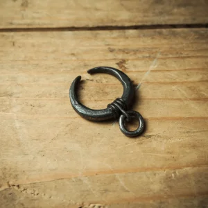 Handsmidd järnring med halvmåne